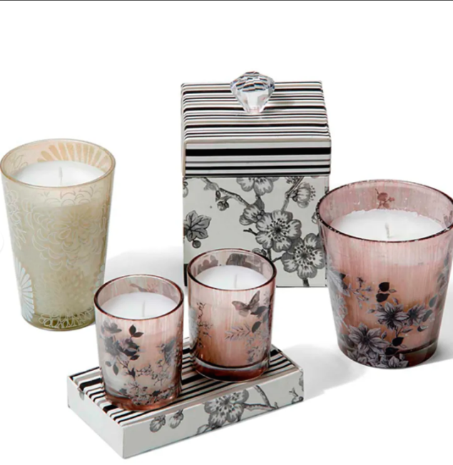 <span style="font-weight:400;">Conjunto de velas Plum Blossom. </span><a href="https://www.tokstok.com.br/vela-perfumada-pote-c-2-smoke-multicor-plum-blossom/p"><span style="font-weight:400;">Tok&Stok,</span></a><span style="font-weight:400;"> R$ 27,50 (com duas)</span> <span style="font-weight:400;">Conjunto de velas Plum Blossom. </span><a href="https://www.tokstok.com.br/vela-perfumada-pote-c-2-smoke-multicor-plum-blossom/p"><span style="font-weight:400;">Tok&Stok,</span></a><span style="font-weight:400;"> R$ 27,50 (com duas)</span>
