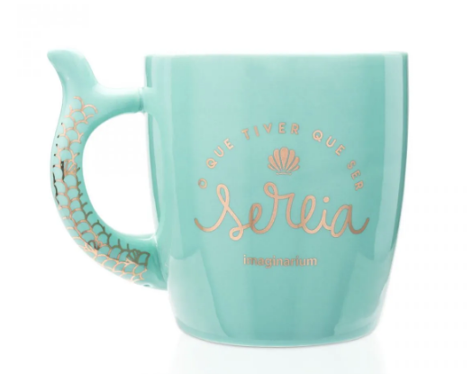<span style="font-weight:400;">Caneca Ser Sereia, de 350 ml. </span><a href="https://loja.imaginarium.com.br/caneca-ser-sereia/p"><span style="font-weight:400;">Imaginarium,</span></a><span style="font-weight:400;"> R$ 59,90</span> <span style="font-weight:400;">Caneca Ser Sereia, de 350 ml. </span><a href="https://loja.imaginarium.com.br/caneca-ser-sereia/p"><span style="font-weight:400;">Imaginarium,</span></a><span style="font-weight:400;"> R$ 59,90</span>