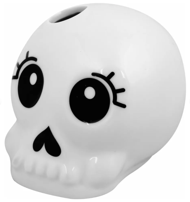<span style="font-weight:400;">Vaso Rock Glam Girls Caveira, de 12 cm. </span><a href="https://www.tokstok.com.br/caveira-vaso-12-cm-branco-preto-rock-glam-girls/p"><span style="font-weight:400;">Tok&Stok,</span></a><span style="font-weight:400;"> R$ 59,90 </span> <span style="font-weight:400;">Vaso Rock Glam Girls Caveira, de 12 cm. </span><a href="https://www.tokstok.com.br/caveira-vaso-12-cm-branco-preto-rock-glam-girls/p"><span style="font-weight:400;">Tok&Stok,</span></a><span style="font-weight:400;"> R$ 59,90 </span>
