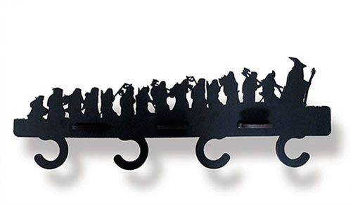 Cabideiro Senhor dos Anéis. <a href="https://www.submarino.com.br/produto/17522568/cabideiro-senhor-dos-aneis-geek?cor=Preto&pfm_carac=decoracao%20geek&pfm_index=0&pfm_page=search&pfm_pos=grid&pfm_type=search_page%20&tamanho=%C3%9Anico">Submarino</a>, R$ 79,90 Cabideiro Senhor dos Anéis. <a href="https://www.submarino.com.br/produto/17522568/cabideiro-senhor-dos-aneis-geek?cor=Preto&pfm_carac=decoracao%20geek&pfm_index=0&pfm_page=search&pfm_pos=grid&pfm_type=search_page%20&tamanho=%C3%9Anico">Submarino</a>, R$ 79,90