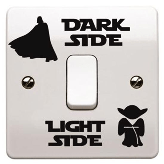 Adesivo Star Wars - Dark Side/Light Side. <a href="https://www.quartogeek.com.br/loja/adesivo-dark-side-ligth-side.html">Quarto Geek</a>, R$ 12,90 Adesivo Star Wars - Dark Side/Light Side. <a href="https://www.quartogeek.com.br/loja/adesivo-dark-side-ligth-side.html">Quarto Geek</a>, R$ 12,90