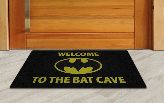 Capacho Batman. <a href="https://www.submarino.com.br/produto/44389322/capacho-divertido-geek-batman?pfm_carac=capacho&pfm_index=7&pfm_page=search&pfm_pos=grid&pfm_type=search_page%20">Submarino</a>, R$ 54 Capacho Batman. <a href="https://www.submarino.com.br/produto/44389322/capacho-divertido-geek-batman?pfm_carac=capacho&pfm_index=7&pfm_page=search&pfm_pos=grid&pfm_type=search_page%20">Submarino</a>, R$ 54