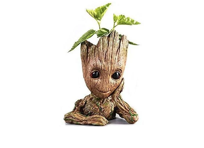 Vaso Baby Groot Guardiões da Galáxia Vol. 2, de resina, no tamanho <span>15 x 12 x 7 cm</span>. <a href="https://www.toyshow.com.br/colecionaveis/action-figures/vaso-baby-groot-guardioes-da-galaxia-vol-2-guardians-of-the-galaxy-vol-2" target="_blank" rel="noopener">ToyShow</a>, R$ 99,90