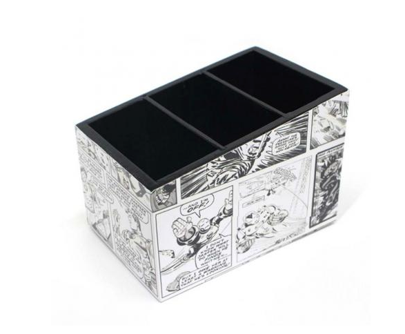 <span>Porta-treco Objetos Marvel Preto e Branco Quadrinhos, de madeira, mede 9 x 9 x 13,5 cm. <a href="https://www.magazineluiza.com.br/porta-treco-objetos-marvel-preto-e-branco-quadrinhos-zona-criativa/p/fj8jhjk9b2/ud/odec/?&utm_source=google&partner_id=23683&seller_id=presentesuper&product_group_id=365259877437&ad_group_id=48543697675&aw_viq=pla&gclid=EAIaIQobChMI-9y0jbjm4QIVxwiRCh1utQnNEAkYBSABEgJ16_D_BwE" target="_blank" rel="noopener">Magazine Luiza</a>, R$ 29,90 </span> <span>Porta-treco Objetos Marvel Preto e Branco Quadrinhos, de madeira, mede 9 x 9 x 13,5 cm. <a href="https://www.magazineluiza.com.br/porta-treco-objetos-marvel-preto-e-branco-quadrinhos-zona-criativa/p/fj8jhjk9b2/ud/odec/?&utm_source=google&partner_id=23683&seller_id=presentesuper&product_group_id=365259877437&ad_group_id=48543697675&aw_viq=pla&gclid=EAIaIQobChMI-9y0jbjm4QIVxwiRCh1utQnNEAkYBSABEgJ16_D_BwE" target="_blank" rel="noopener">Magazine Luiza</a>, R$ 29,90 </span>