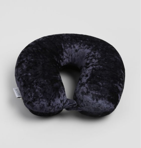 Almofada para o pescoço, de veludo, nas medidas 30x30 cm. <a href="https://www.riachuelo.com.br/almofada-pescoco-veludo-molhado-12373664_sku/?general_color=AZUL&gclid=EAIaIQobChMIs5m1uff14QIVkgqRCh0fAQoPEAQYECABEgKMxPD_BwE" target="_blank" rel="noopener">Riachuelo</a>, R$ 39,90 Almofada para o pescoço, de veludo, nas medidas 30x30 cm. <a href="https://www.riachuelo.com.br/almofada-pescoco-veludo-molhado-12373664_sku/?general_color=AZUL&gclid=EAIaIQobChMIs5m1uff14QIVkgqRCh0fAQoPEAQYECABEgKMxPD_BwE" target="_blank" rel="noopener">Riachuelo</a>, R$ 39,90