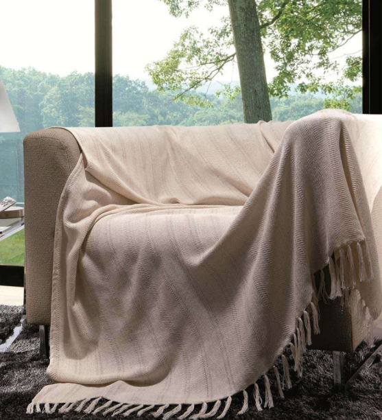 Manta para Sofá Brillance, de algodão, nas medidas 1,5 x 2 m. <a href="https://www.mobly.com.br/manta-para-sofa-brillance-150x200-natural-2459-136704.html" target="_blank" rel="noopener">Mobly</a>, R$ 85,49