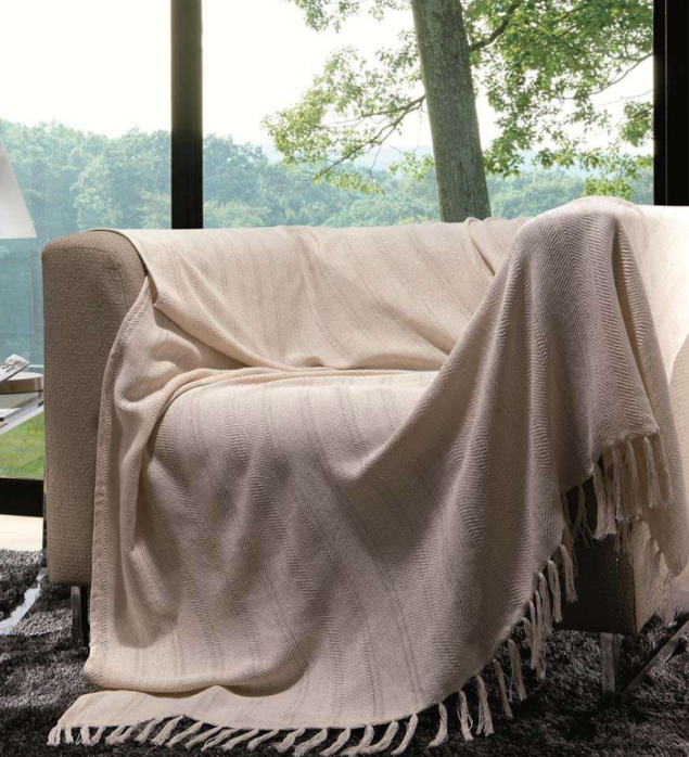 Manta para Sofá Brillance, de algodão, nas medidas 1,5 x 2 m. <a href="https://www.mobly.com.br/manta-para-sofa-brillance-150x200-natural-2459-136704.html" target="_blank" rel="noopener">Mobly</a>, R$ 85,49 Manta para Sofá Brillance, de algodão, nas medidas 1,5 x 2 m. <a href="https://www.mobly.com.br/manta-para-sofa-brillance-150x200-natural-2459-136704.html" target="_blank" rel="noopener">Mobly</a>, R$ 85,49