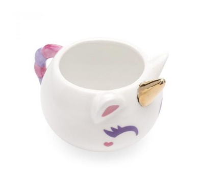 Caneca de porcelana com formato de unicórnio e capacidade para 380 ml. <a href="https://www.pontofrio.com.br/UtilidadesDomesticas/SobremesaChaeCafe/Canecas/caneca-formato-unicornio-magico-ludi-14073199.html?utm_medium=cpc&utm_source=gp_pla&IdSku=14073199&idLojista=17259&utm_campaign=utld_shopping&gclid=EAIaIQobChMIvdfumO6G4gIVhAmRCh23OgdsEAkYBiABEgLcLPD_BwE" target="_blank" rel="noopener">Ponto Frio</a>, R$ 68,73