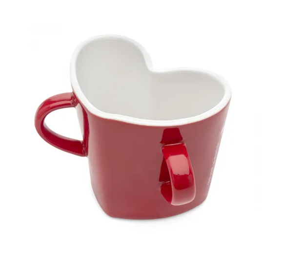 Caneca de porcelana em formato de coração, com capacidade para 300 ml. <a href="https://www.ludi.com.br/caneca-coracao-alca-dupla-amor-e-tudo/p">Ludi</a>, R$ 69,90