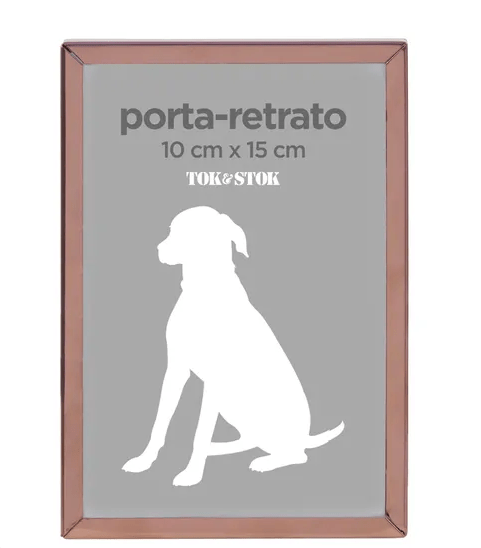 Porta retrato com moldura de metal nas medidas 10 x 15 cm. <a href="https://www.tokstok.com.br/porta-retrato-10-cm-x-15-cm-cobre-stylish/p?idsku=391236&gclid=EAIaIQobChMI34jrnuHY5QIVTwmRCh0uzga5EAQYAyABEgJwtvD_BwE" target="_blank" rel="noopener">Tok&Stok</a>, R$ 29,90