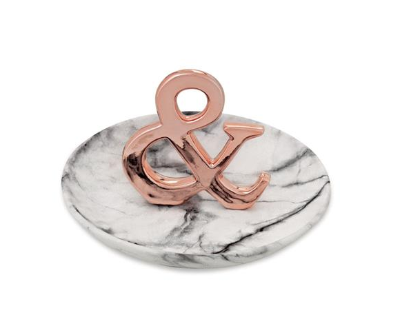 Porta bijoux em cerâmica com 13 cm de diâmetro e 8 cm de altura. <a href="https://www.submarino.com.br/produto/84882908/porta-bijoux-e-rose-gold-marmorizado?WT.srch=1&acc=d47a04c6f99456bc289220d5d0ff208d&epar=bp_pl_00_go_g35183&gclid=EAIaIQobChMIwLSVs-LY5QIVCaGzCh0HeQ7mEAkYAiABEgLBdPD_BwE&i=5b346c8ceec3dfb1f8fa8cbe&o=5cfec0af6c28a3cb50e9dc6d&opn=XMLGOOGLE&sellerId=28406674000100" target="_blank" rel="noopener">Submarino</a>, R$ 48 