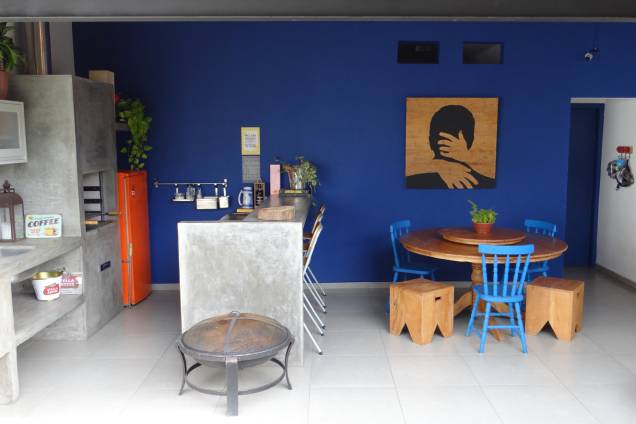 Gostou da paleta de cores que inclui dois tons fortes de azul? Anote as referências: na parede, a cor da tinta é Corredeiras, da Coral (Tintas MC, R$ 138 o galão); e as cadeiras foram pintadas de esmalte Metalatex Eco, no tom Capri SW6788, da Sherwin-Williams (R$ 40). O quadro foi feito em madeira pela própria moradora. Arrasou! Gostou da paleta de cores que inclui dois tons fortes de azul? Anote as referências: na parede, a cor da tinta é Corredeiras, da Coral (Tintas MC, R$ 138 o galão); e as cadeiras foram pintadas de esmalte Metalatex Eco, no tom Capri SW6788, da Sherwin-Williams (R$ 40). O quadro foi feito em madeira pela própria moradora. Arrasou!