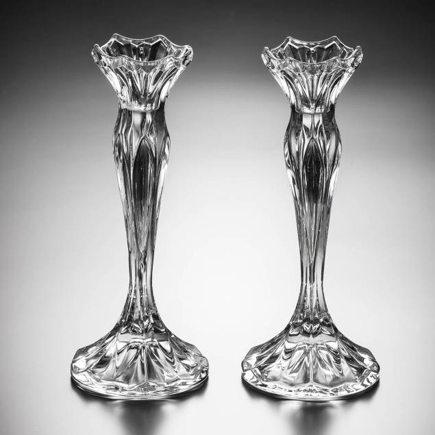 Cada castiçal de cristal tem 22,5 cm de altura cada. <a href="https://www.madeiramadeira.com.br/jogo-2-casticais-de-cristal-louise-22-5cm-rojemac-315524.html" target="_blank" rel="noopener">MadeiraMadeira</a>, R$ 109,90 o par Cada castiçal de cristal tem 22,5 cm de altura cada. <a href="https://www.madeiramadeira.com.br/jogo-2-casticais-de-cristal-louise-22-5cm-rojemac-315524.html" target="_blank" rel="noopener">MadeiraMadeira</a>, R$ 109,90 o par