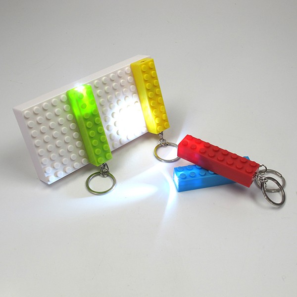 Porta-chaves Lego com LED, de plástico, com base branca e quatro chaveiros coloridos com luz. <a href="https://www.carrodemola.com.br/organizacao/parede/porta-chaves/porta-chaves-lego-led-98785.html" target="_blank" rel="noopener">Carro de Mola</a>, R$ 81,95 Porta-chaves Lego com LED, de plástico, com base branca e quatro chaveiros coloridos com luz. <a href="https://www.carrodemola.com.br/organizacao/parede/porta-chaves/porta-chaves-lego-led-98785.html" target="_blank" rel="noopener">Carro de Mola</a>, R$ 81,95