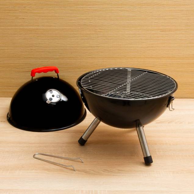 Churrasqueira míni Style Ball, carvão, de alumínio, 35 x 36 cm. <a href="https://www.etna.com.br/p/churrasqueira-a-carvao-style-ball-preta-d35x26cm/0414432" target="_blank" rel="noopener">Etna</a>, R$ 99,99 Churrasqueira míni Style Ball, carvão, de alumínio, 35 x 36 cm. <a href="https://www.etna.com.br/p/churrasqueira-a-carvao-style-ball-preta-d35x26cm/0414432" target="_blank" rel="noopener">Etna</a>, R$ 99,99