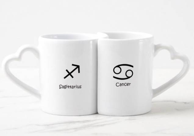 Conjunto de canecas Lovers Astrologia do Zodíaco, de cerâmica com alças de coração. <a href="https://www.zazzle.com.br/conjunto_de_caneca_de_cafe_astrologia_dos_zodiacos_do_caranguejo_do_cancer_do-256654322775101845" target="_blank" rel="noopener">Zazzle</a>, R$ 90,65 Conjunto de canecas Lovers Astrologia do Zodíaco, de cerâmica com alças de coração. <a href="https://www.zazzle.com.br/conjunto_de_caneca_de_cafe_astrologia_dos_zodiacos_do_caranguejo_do_cancer_do-256654322775101845" target="_blank" rel="noopener">Zazzle</a>, R$ 90,65