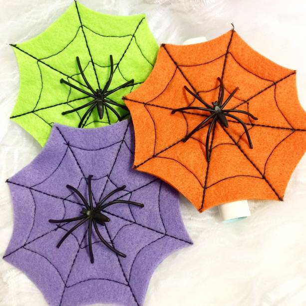 Convite teia de Aranha, de feltro (10 x 10 cm). <a href="https://www.elo7.com.br/convite-halloween-teia-de-aranha/dp/5D1E61" target="_blank" rel="noopener">Elo 7 (Papel Poá)</a>, R$ 10,24