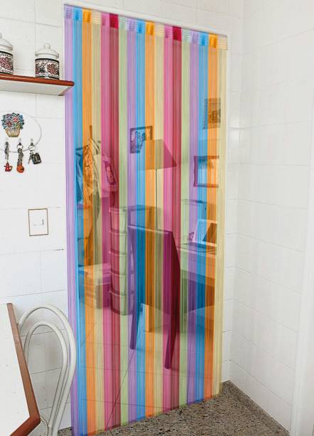 Cortina Fio Multicolor, 1 x 2,20 m. <a href="https://www.larelazer.com.br/decoracao-casa/cortina-fio-multicolor_art278958?mkt=GOOGLEUSCSHOP&utm_source=GOOGLE&utm_medium=SEARCH&utm_campaign=USCSHOP&gclid=EAIaIQobChMIgYqZmZrF4AIVBgeRCh0SCwV5EAkYAiABEgLkWfD_BwE" target="_blank" rel="noopener">Lar&Lazer</a>, R$ 49,99