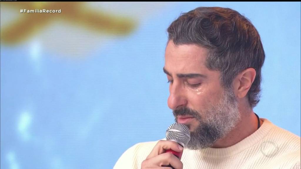 Marcos Mion tem reação comovente ao receber presente de Gugu; assista