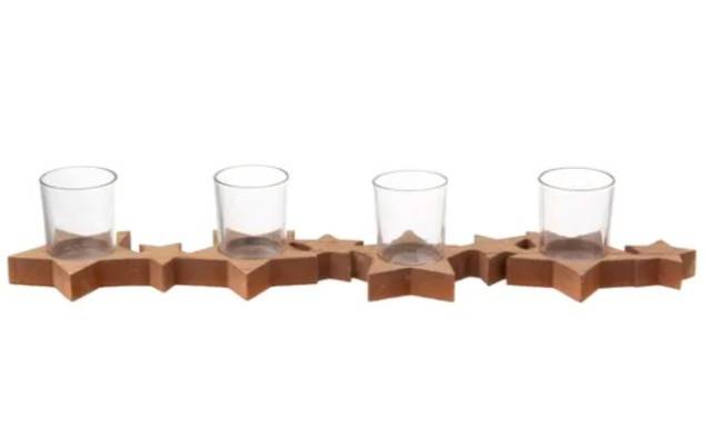 Com base de madeira (50 cm) e quatro suportes para velas.<a href="https://www.tokstok.com.br/suporte-vela-estrela-p-4-incolor-natural-magic-forest/p" target="_blank" rel="noopener"> Tok&Stok</a>, R$ 45,90 Com base de madeira (50 cm) e quatro suportes para velas.<a href="https://www.tokstok.com.br/suporte-vela-estrela-p-4-incolor-natural-magic-forest/p" target="_blank" rel="noopener"> Tok&Stok</a>, R$ 45,90
