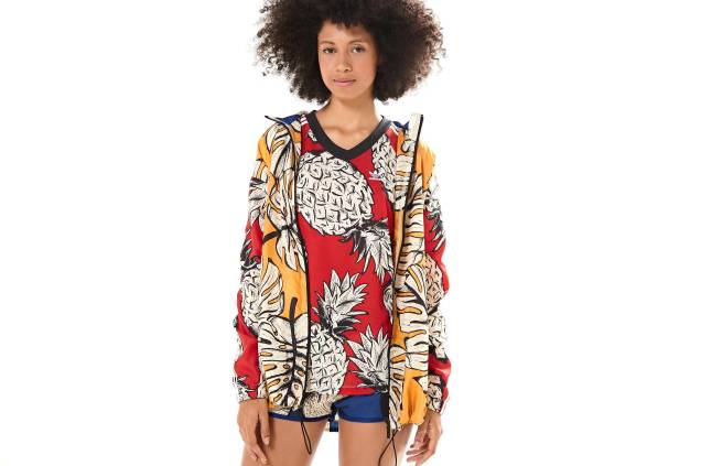 Casaco - R$329,99; T-Shirt - R$149,99 Casaco - R$329,99; T-Shirt - R$149,99