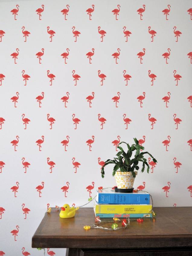 Kit de adesivos de parede Flamingo. <a href="https://www.mirabiledecor.com.br/mesa-lateral-redonda-em-madeira-macica-eucalipto-colec-o-hairpin-elegance-coral00445aaa.html" target="_blank" rel="noopener">ShopKola</a>, R$ 53 Kit de adesivos de parede Flamingo. <a href="https://www.mirabiledecor.com.br/mesa-lateral-redonda-em-madeira-macica-eucalipto-colec-o-hairpin-elegance-coral00445aaa.html" target="_blank" rel="noopener">ShopKola</a>, R$ 53