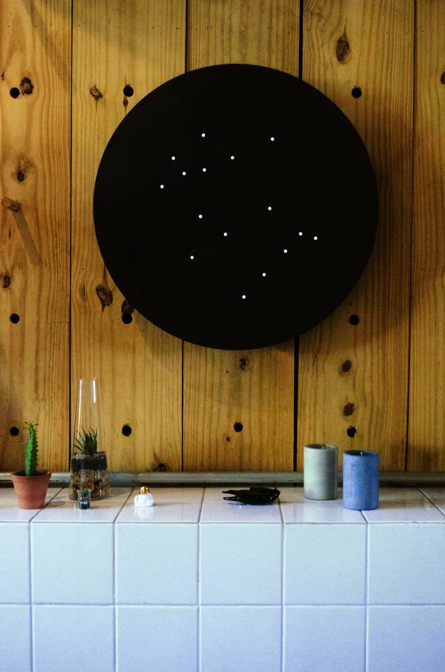 São 12 luminárias astrológicas criadas pela designer carioca <a href="https://www.facebook.com/biancacardosoarte" target="_blank" rel="noopener">Bianca Cardoso</a>, para a coleção Força Cósmica. De MDF pintado com esmalte sintético preto e aplicações de cristais sintéticos iluminados com LED, cada uma tem 60 cm de diâmetro. R$ 1000 São 12 luminárias astrológicas criadas pela designer carioca <a href="https://www.facebook.com/biancacardosoarte" target="_blank" rel="noopener">Bianca Cardoso</a>, para a coleção Força Cósmica. De MDF pintado com esmalte sintético preto e aplicações de cristais sintéticos iluminados com LED, cada uma tem 60 cm de diâmetro. R$ 1000