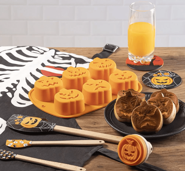 Forma para Cupcake, de silicone, 27 x 17 cm. <a href="https://www.camicado.com.br/p/forma-de-cupcake-halloween-27-cm-x-17-cm-home-style/-/A-000000000000051334-br.lc?sku=000000000000051334" target="_blank" rel="noopener">Camicado</a>, R$ 29,99 Forma para Cupcake, de silicone, 27 x 17 cm. <a href="https://www.camicado.com.br/p/forma-de-cupcake-halloween-27-cm-x-17-cm-home-style/-/A-000000000000051334-br.lc?sku=000000000000051334" target="_blank" rel="noopener">Camicado</a>, R$ 29,99