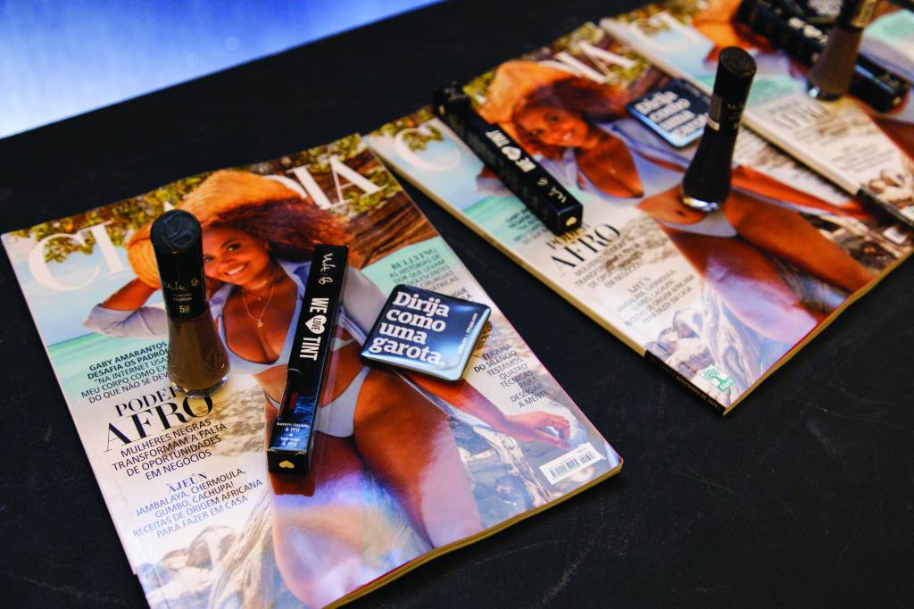 Revista CLAUDIA de Novembro e produtos da Vult Revista CLAUDIA de Novembro e produtos da Vult