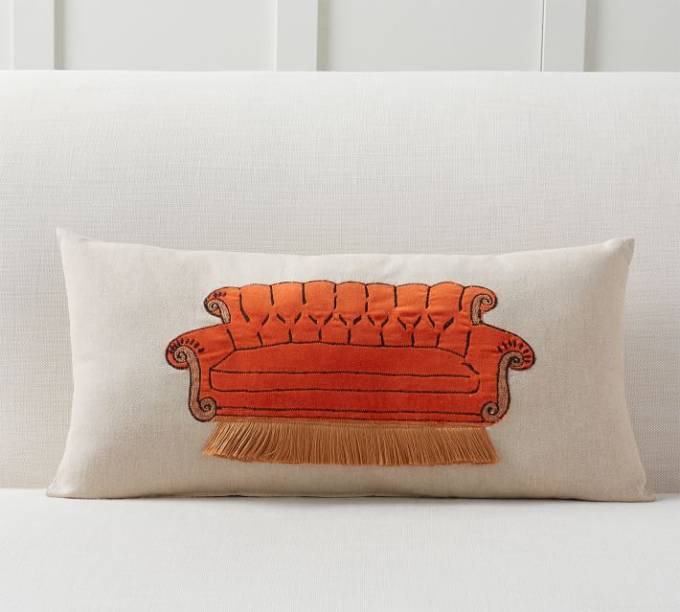 <a href="https://www.potterybarn.com/products/friends-central-perk-sofa-pillow/?pkey=cfriends-tv-pottery-barn&isx=0.0">Almofada</a> nas medidas 30 x 60 cm, de algodão, no valor US$ 45,50 <a href="https://www.potterybarn.com/products/friends-central-perk-sofa-pillow/?pkey=cfriends-tv-pottery-barn&isx=0.0">Almofada</a> nas medidas 30 x 60 cm, de algodão, no valor US$ 45,50