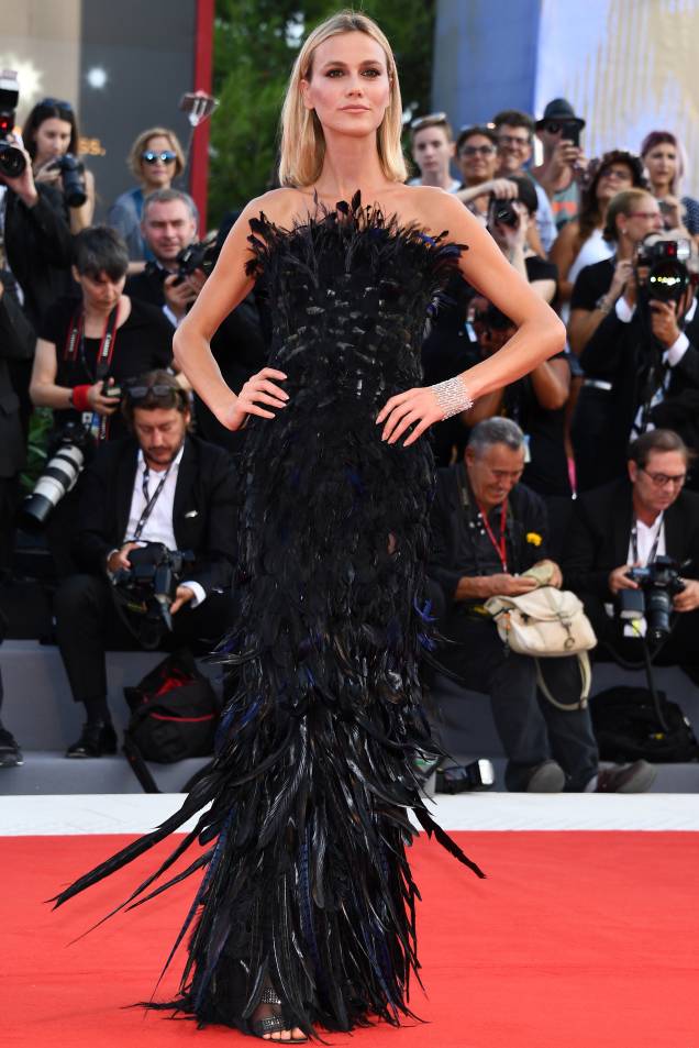 <strong>Renata Kuerten</strong> de <strong>Alberta Ferretti</strong> na première de <span><strong>Downsizing</strong>.</span> <strong>Renata Kuerten</strong> de <strong>Alberta Ferretti</strong> na première de <span><strong>Downsizing</strong>.</span>