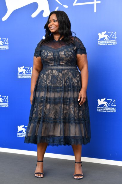 <strong>Octavia Spencer</strong> de <span><strong>Tadashi Shoji</strong> no photocall de <strong>The Shape Of Water</strong>.</span>