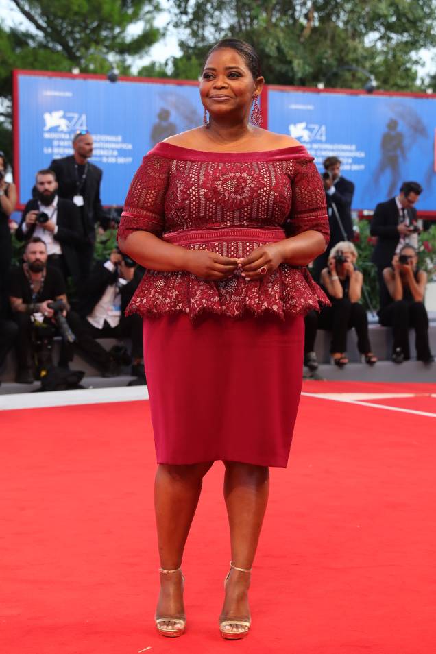 <strong>Octavia Spencer</strong> de <span><strong>Tadashi Shoji</strong> na première de <strong>The Shape Of Water</strong>.</span> <strong>Octavia Spencer</strong> de <span><strong>Tadashi Shoji</strong> na première de <strong>The Shape Of Water</strong>.</span>