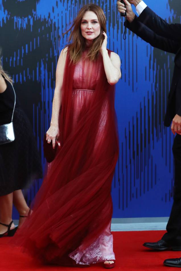 <strong>Julianne Moore</strong> de <strong>Valentino</strong> na premiação Franca Sozzani, em Veneza. <strong>Julianne Moore</strong> de <strong>Valentino</strong> na premiação Franca Sozzani, em Veneza.