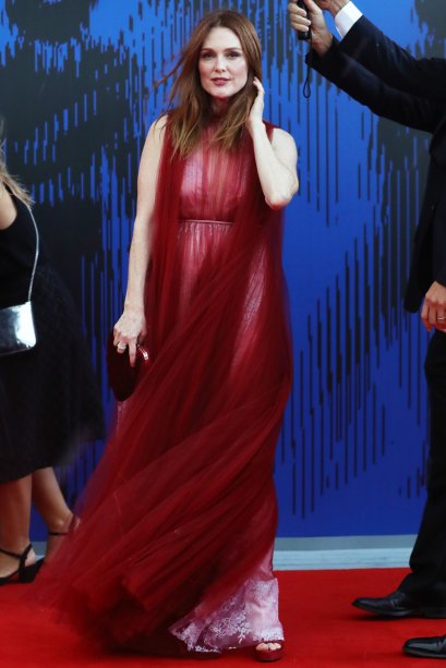 <strong>Julianne Moore</strong> de <strong>Valentino</strong> na premiação Franca Sozzani, em Veneza.