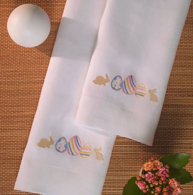 Toalhinha Candy Egg, 25 x 40 cm, de linho com bordado. <a href="https://www.trousseau.com.br/toalha-lavabo-candy-egg-25x45-0335010353/p" target="_blank" rel="noopener">Trousseau</a>, R$ 75 Toalhinha Candy Egg, 25 x 40 cm, de linho com bordado. <a href="https://www.trousseau.com.br/toalha-lavabo-candy-egg-25x45-0335010353/p" target="_blank" rel="noopener">Trousseau</a>, R$ 75
