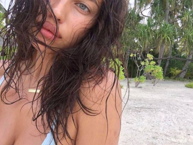 A bela selfie de Irina Shayk, no Taiti. A bela selfie de Irina Shayk, no Taiti.
