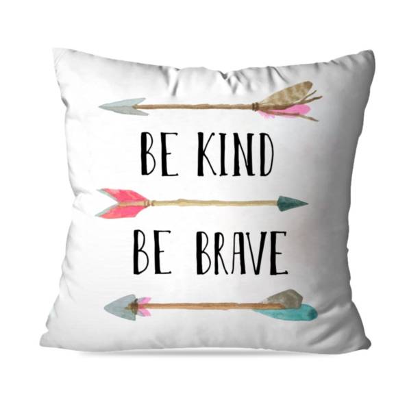 Almofada Be Kind Be Brave, de poliéster, 35 x35 cm. <a href="https://www.wevans.com.br/almofada-avulsa-decorativa-be-kind-be-brave" target="_blank" rel="noopener">Wevans</a>, R$ 29,90 Almofada Be Kind Be Brave, de poliéster, 35 x35 cm. <a href="https://www.wevans.com.br/almofada-avulsa-decorativa-be-kind-be-brave" target="_blank" rel="noopener">Wevans</a>, R$ 29,90