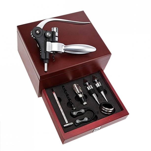 Kit de vinho Euro Home, com 8 peças em caixa de madeira. <a href="https://www.madeiramadeira.com.br/kit-de-vinho-8-pecas-euro-home-278622.html?origem=pla-278622&utm_source=google&utm_medium=cpc&utm_content=kits-para-vinho&utm_term=278622&gclid=EAIaIQobChMI4oeMmd3S4gIVhhCRCh2NOQRqEAQYCiABEgLaJPD_BwE" target="_blank" rel="noopener">MadeiraMadeira</a>, R$ 249,50