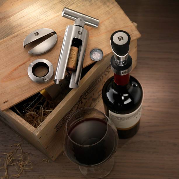 Kit para vinho Zwilling Sommelier, com 4 peças. <a href="https://www.utilplast.com.br/kit-para-vinho-de-aco-inox-zwilling-com-4-pecas---13482-13482/p?idsku=13482&utm_source=google&utm_medium=google_cpc&gclid=EAIaIQobChMI4oeMmd3S4gIVhhCRCh2NOQRqEAQYCSABEgLZIfD_BwE" target="_blank" rel="noopener">Utilplast</a>, 5 x R$ 109,80<div class="avaliacaoProduto"><div id="yv-review-quickreview"><div class="yv-bootstrap"></div></div></div>