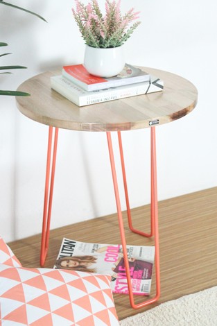 Mesa lateral com pés coral, Hairpin Elegance. <a href="https://www.mirabiledecor.com.br/mesa-lateral-redonda-em-madeira-macica-eucalipto-colec-o-hairpin-elegance-coral00445aaa.html" target="_blank" rel="noopener">Mirabile</a>, R$ 329,89 Mesa lateral com pés coral, Hairpin Elegance. <a href="https://www.mirabiledecor.com.br/mesa-lateral-redonda-em-madeira-macica-eucalipto-colec-o-hairpin-elegance-coral00445aaa.html" target="_blank" rel="noopener">Mirabile</a>, R$ 329,89