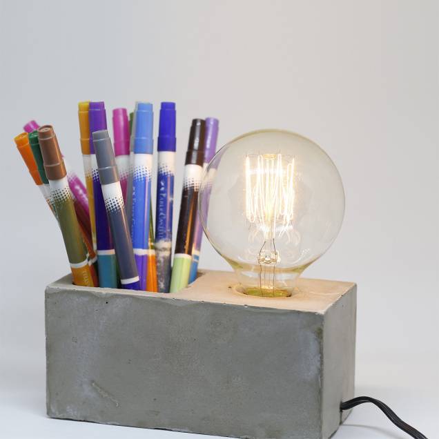 Abajur com porta-treco Duo, de concreto, nas medidas 15 x 7,5 x 7,5 cm. <a href="https://www.muma.com.br/luminaria-duo.html" target="_blank" rel="noopener">Muma</a>, R$ 240 Abajur com porta-treco Duo, de concreto, nas medidas 15 x 7,5 x 7,5 cm. <a href="https://www.muma.com.br/luminaria-duo.html" target="_blank" rel="noopener">Muma</a>, R$ 240