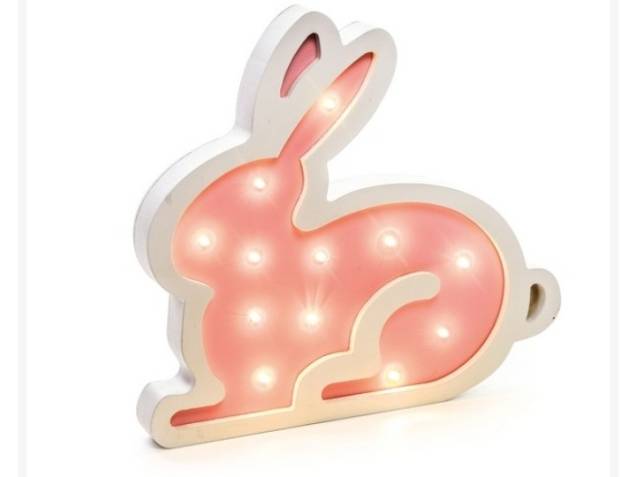 Luminária Coelho de madeira com LED, 25 x 27 x 3 cm. Funciona com duas pilhas AA. <a href="https://www.rizzoembalagens.com.br/luminaria-coelho-em-madeira-natural-com-led-25cm-x-27cm-x-3cm-cromus-pascoa-rizzo-embalagens" target="_blank" rel="noopener">Rizzo Embalagens</a>, R$ 79,90 Luminária Coelho de madeira com LED, 25 x 27 x 3 cm. Funciona com duas pilhas AA. <a href="https://www.rizzoembalagens.com.br/luminaria-coelho-em-madeira-natural-com-led-25cm-x-27cm-x-3cm-cromus-pascoa-rizzo-embalagens" target="_blank" rel="noopener">Rizzo Embalagens</a>, R$ 79,90