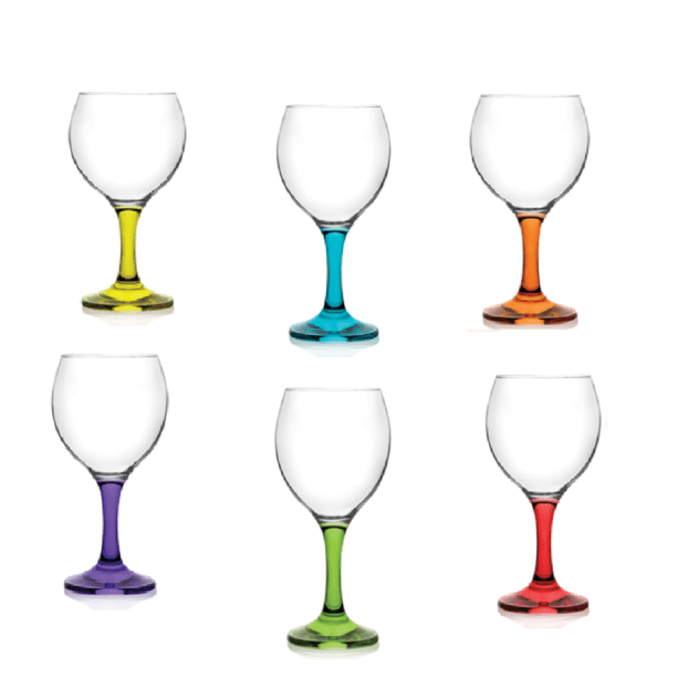 Jogo de taças com pés coloridos Mimo Style, de vidro, 260 ml. <a href="https://www.extra.com.br/UtilidadesDomesticas/Tacas/Jogo-de-Tacas-com-Pe-Colorido-260ml---Mimo-Style-9682294.html?recsource=busca-int&rectype=busca-498" target="_blank" rel="noopener">Extra.com.br</a>, R$ 95