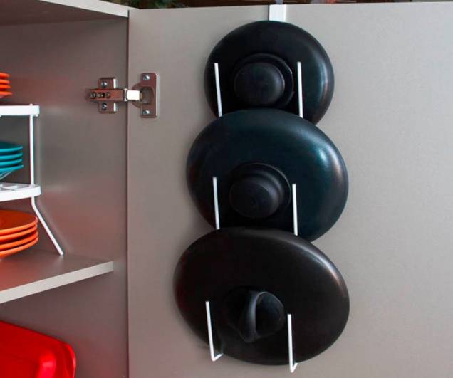 Suporte para tampas de panela na porta. Custa R$ 26,80 na <a href="https://www.ordenato.com.br/departamento/cozinha/organizadores-de-armarios-84/porta-tampas-de-panelas-450" target="_blank" rel="noopener">Ordenato</a>. Suporte para tampas de panela na porta. Custa R$ 26,80 na <a href="https://www.ordenato.com.br/departamento/cozinha/organizadores-de-armarios-84/porta-tampas-de-panelas-450" target="_blank" rel="noopener">Ordenato</a>.