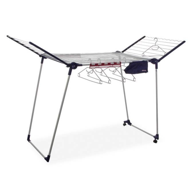 Varal de chão Pegasus Deluxe 200, de ferro colorido, da <span>Leifheit, medidas de 66,5 x 95 cm. <a href="https://www.etna.com.br/p/varal-de-chao-pegasus-comfort-colorido/0402199" target="_blank" rel="noopener">Etna</a>, R$ 299,90 </span>