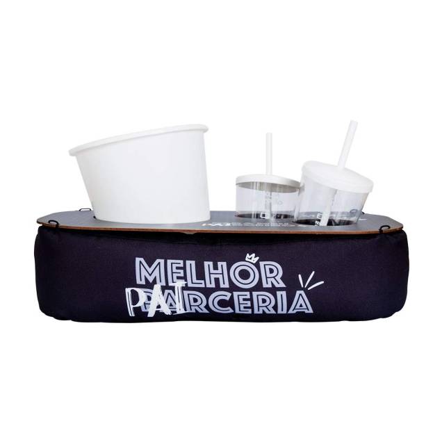 Almofada com suporte de pipoca Pai Parceria, com tampo de MDF, balde de 2,5 litros e dois copos com canudo. <a href="https://www.uatt.com.br/almofada-de-pipoca-pai-parceria/p" target="_blank" rel="noopener">Uatt?</a>, R$ 129,90 Almofada com suporte de pipoca Pai Parceria, com tampo de MDF, balde de 2,5 litros e dois copos com canudo. <a href="https://www.uatt.com.br/almofada-de-pipoca-pai-parceria/p" target="_blank" rel="noopener">Uatt?</a>, R$ 129,90
