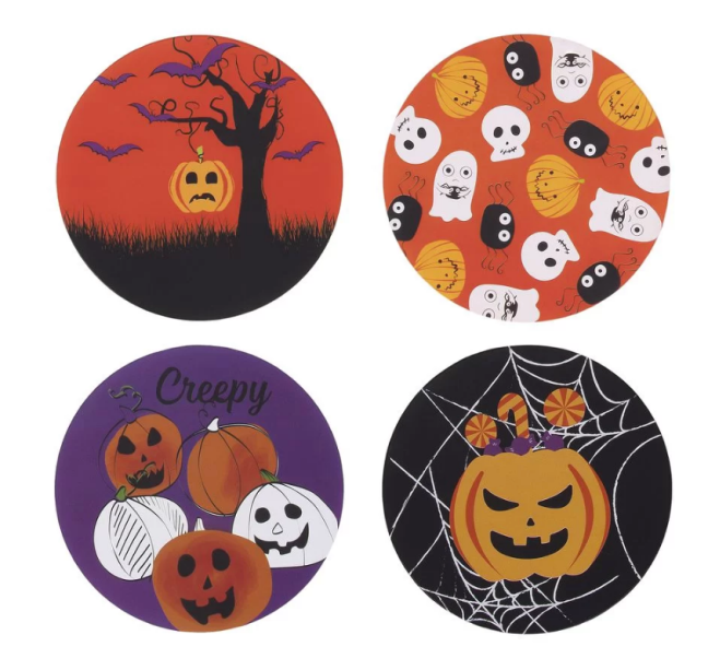 Jogo porta-copos, com quatro peças, de silicone. <a href="https://www.camicado.com.br/p/jogo-de-porta-copos-halloween-4-pecas-home-style/-/A-000000000000051336-br.lc?sku=000000000000051336&gclid=EAIaIQobChMIwI_miv-05QIVj4ORCh15hwPOEAkYDiABEgKpCfD_BwE" target="_blank" rel="noopener">Camicado</a>, R$ 15,99