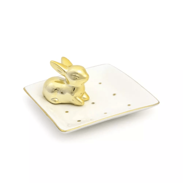 Prato com Coelho Dourado, de cerâmica (11 x 11 x 5 cm). <a href="https://www.artedolardecor.com.br/pascoa/Prato-com-Coelho-Detalhes-em-Dourado" target="_blank" rel="noopener">Arte do Lar</a>, R$ 65 Prato com Coelho Dourado, de cerâmica (11 x 11 x 5 cm). <a href="https://www.artedolardecor.com.br/pascoa/Prato-com-Coelho-Detalhes-em-Dourado" target="_blank" rel="noopener">Arte do Lar</a>, R$ 65