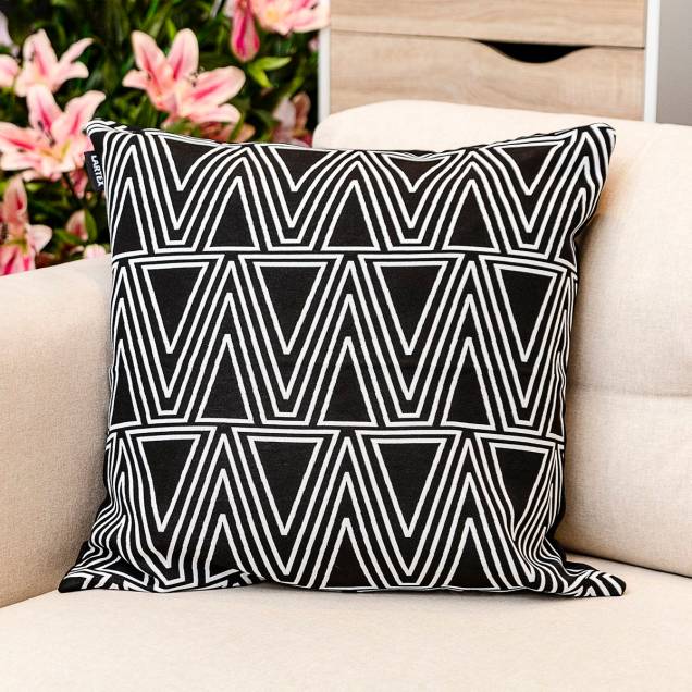 Capa de almofada Van Preta e Branca, de jacquard, 45 x 45 cm. <a href="https://www.etna.com.br/p/capa-para-almofada-de-jacquard-van-preta-e-branca-45x45cm/0418408" target="_blank" rel="noopener">Etna</a>, R$ 29,99 Capa de almofada Van Preta e Branca, de jacquard, 45 x 45 cm. <a href="https://www.etna.com.br/p/capa-para-almofada-de-jacquard-van-preta-e-branca-45x45cm/0418408" target="_blank" rel="noopener">Etna</a>, R$ 29,99